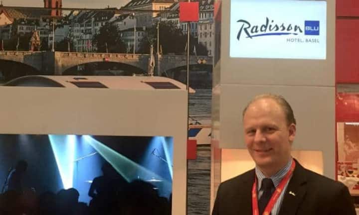 Weniger Gäste bedeutet weniger Geld für die Hoteliers. Jene, die sich auf Geschäftsreisende spezialisert haben, können zwar nicht gerade aufatmen, stehen aber sicherlich besser da. Das Radisson Blu in Basel gewährt trotzdem Rabatte für touristische Gruppen, auf Nachfrage und auch proaktiv. Bild: Mario Schuknecht, Marketingdirektor Radisson Blu Basel