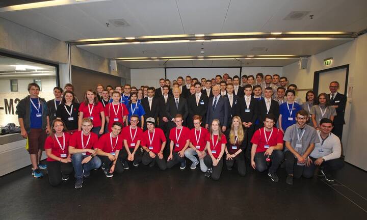 Gruppenbild mit Magistraten: Auszubildende besuchen den Swissmem Industrietag