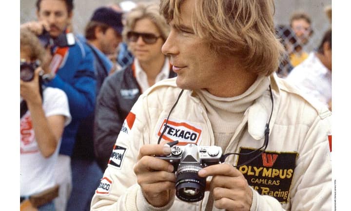 James Hunt: Der Formel-1-Weltmeister des Jahres 1976 
zeigt sich mit einer Kamera seines damaligen Sponsors Olympus. (Bild: Tom Caffrey / Globe Photos / interTOPICS)