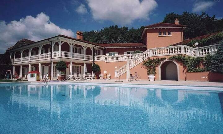 Für 2470 Franken übernachtet man luxuriös in Genolier, Waadt. Natürlich mietet man damit das gesamte Haus und kann sich die sieben Betten mit Freunden teilen.