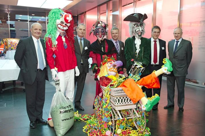 Die Fasnacht steht bevor! Martin Naville, CEO, AMCHAM; Oliver Denzler, CEO, Neoperl Holding AG; Willi Miesch, CEO, Medartis AG; Norbert Münzel, CEO, Rolic Technologies Ltd.; Gottlieb A. Keller, Member of Coporate Executive Committee, Roche, und Moderator des Panelgesprächs.