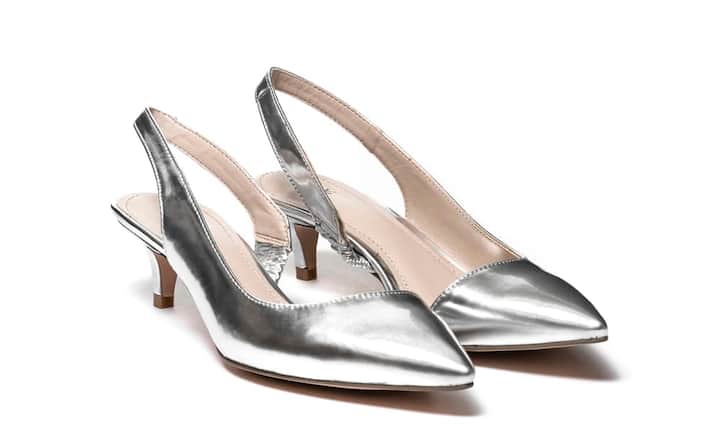 Metal-Look:  Benetton  Diese Slingback-Sandalen sind vorne spitz zulaufend, haben einen niedrigen Absatz und sind zu einer Seite offen. Preis 49.59 Franken