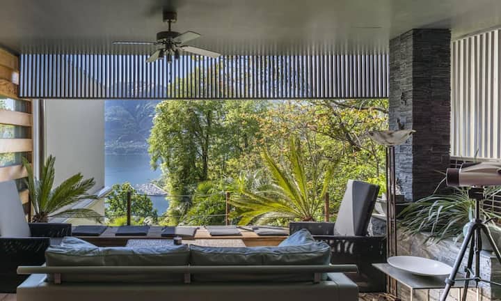 Vom Eingangsbereich her gelangt man in die Mastersuite mit dazugehörigem Ensuite-Bad, Dusche, Jacuzzi und einem begehbaren Kleiderschrank.