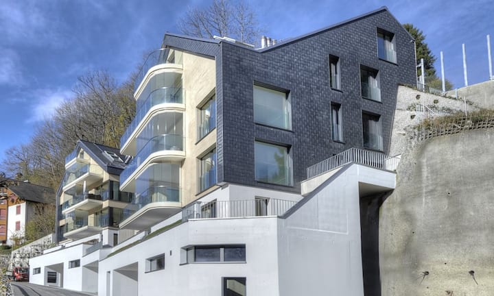 Die Wohnfläche von bis zu 196 m² erscheint auch wegen den grossen und hohen Räumen mehr Platz zu bieten. Das Wohnzimmer ...