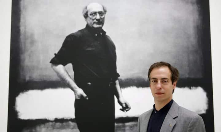 Platz 9: Das Gemälde «Orange, Red, Yellow» des lettisch-amerikanischer Malers des Abstrakten Expressionismus Mark Rotkho wurde im Mai 2012 für 86,9 Millionen Dollar von einem unbekannten Käufer ersteigert. (Bild: Sohn von Mark Rothko vor einem Poster seines Vaters in der Kunsthalle in Hamburg 2008; Keystone)