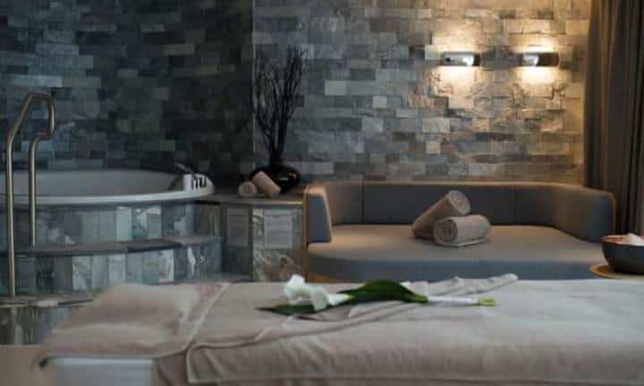 Wer kennt es nicht: Noch schnell eine Shampoo-Probe aus dem Hotel-Badezimmer mitnehmen, noch eben den Stift im Hotelzimmer einpacken - man weiss ja nie. Eine Umfrage unter knapp 1000 Hoteliers zeigt nun, dass es oft nicht bei diesen Kleinigkeiten bleibt. Folgendes liessen Hotelgäste am häufigsten mitgehen: