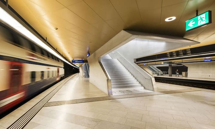 SBB
Von der Jury zum Sieger des «Swiss Digital Transformation Award» gewählt wurde die SBB. Die Jury war beeindruckt, wie die Bahn Social Media in den Kundendienst integriert und dass mehr als die Hälfte der Tickets in Selbstbedienung verkauft werden.
Keystone