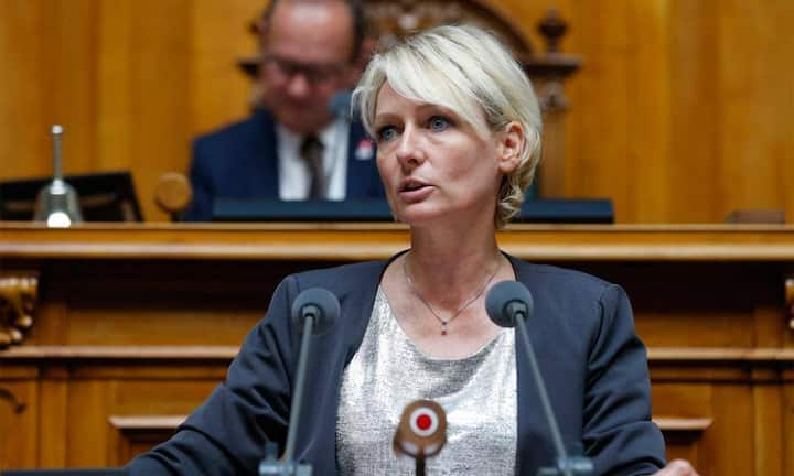 ... Isabelle Moret den Vortritt zu lassen. Waadtländer FDP-Nationalrätin hat ihre Ambitionen auch bereits angemeldet. Moret sitzt seit 2006 für die FDP Waadt im Nationalrat. Sie ist Mitglied der staatspolitischen Kommission und der Kommission für soziale Sicherheit und Gesundheit. Seit 2016 präsidiert sie den Spitalverband H+. Zudem war sie von 2006 bis 2016 Vizepräsidentin der FDP Schweiz.