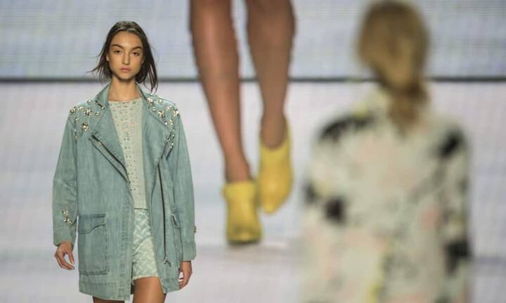 Die Designerin Leyla Piedayesh von Lala Berlin zeigte bei der Opening Night strassbesetzte Denimjacken und einem Jeans-Zweiteiler.