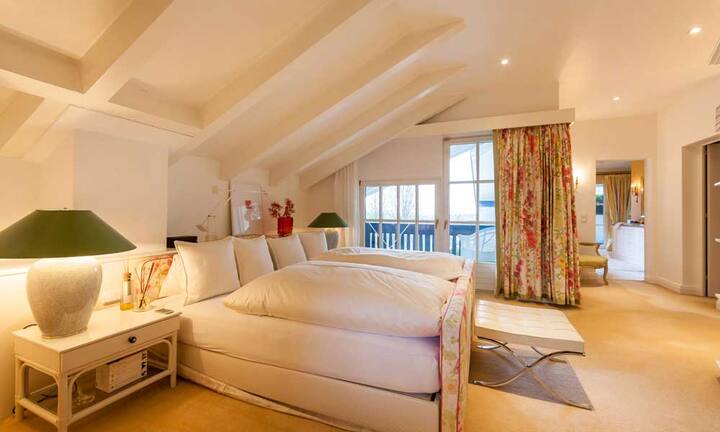 Neben der Villa befindet sich ein weiteres Grundstück mit einem 4.5 Zimmer-Haus zzgl. Küche und Bad. Die Gesamtwohnfläche beläuft sich auf ca. 120 Quadratmeter, das Grundstück hat 2122 Quadratmeter. Das Haus kann zum Gäste- oder Angestelltenhaus umfunktioniert und somit optional dazu gekauft werden.