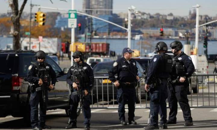 Sicherheitskräfte vor dem Jacob Javits Kongresszentrum in New York. Hier wird Hillary Clinton am Abend erwartet.