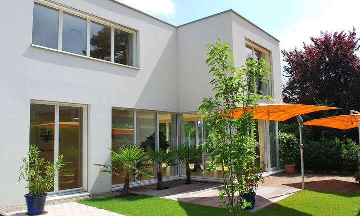 Das Einfamilienhaus befindet sich an einer begehrten Wohnlage im Bruderholz. Preis: 2'690'000 Franken Quelle und Bilder: Engel & Völkers