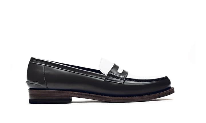 Diese Loafer aus Kalbsleder von Bally sind nicht nur alltagstauglich, sondern auch vielseitig einsetzbar, sowohl für den Business-Look wie auch für die Freizeit. Die weisse Kontrastfarbe wirkt sommerlich. Preis: 550 Franken