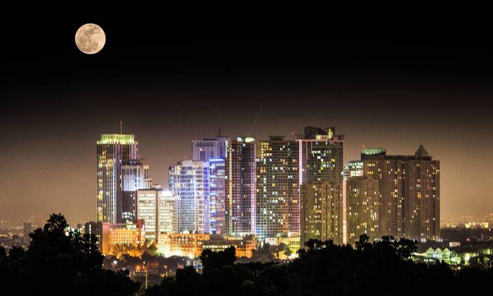 Hoch am Himmel steht der Mond in den Philippinen...