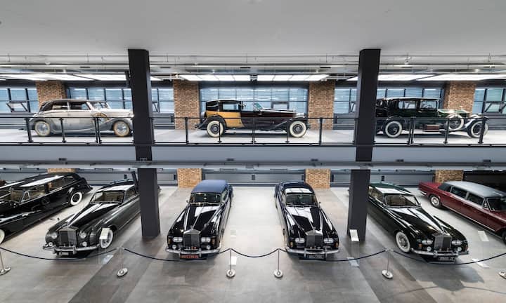 Das ist die weltweit spektakulärste Rolls-Royce-Sammlung:Von der Öffentlichkeit weitgehend unbemerkt, hat der Liechtensteiner Treuhänder Norbert Seeger die womöglich umfangreichste, mit Sicherheit aber kompletteste und spektakulärste Rolls-Royce-Sammlung der Welt aufgebaut. Im liechtensteinischen Eschen hat er fünf Jahre lang an seinem «Tresorgebäude» gebaut und es 2016 zur Eröffnung «Stabiq» getauft.