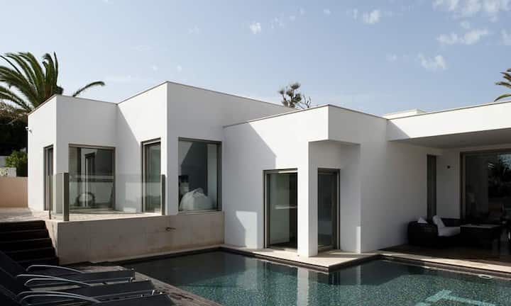 Das «Casa Jacaranda» in Luz in Portugal liegt zwei Minuten vom goldenen Sandstrand entfernt und…