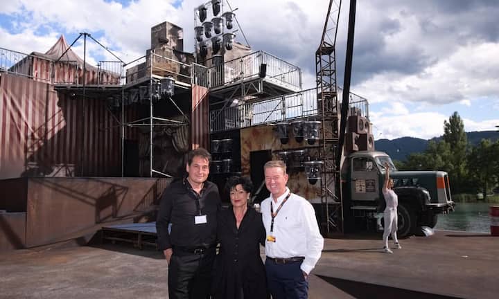 Stephan Zuppinger, Geschäftsführer Thunerseespiele;
Elsbeth Jungi Stucki, Verwaltungsratspräsidentin, Thunerseespiele;
Peter Schmid, Leiter Verkaufsregion Bern, Coop
auf der Bühne