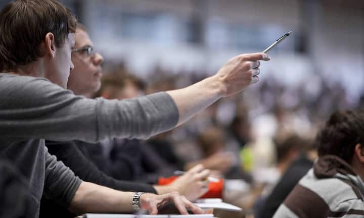 So sieht die optimale Vorsorge in den verschiedenen Lebensphasen aus:Der 20-Jährige: AHV nicht vergessenLebensphase: Ledig, Freundin, keine Kinder. Studium der Betriebswirtschaftslehre. In WG wohnhaft. Sommerjob. Jährliches Einkommen beschränkt sich auf wenige tausend Franken, Ausgaben vor allem für Auslandsreisen, Partys und Kommunikation.