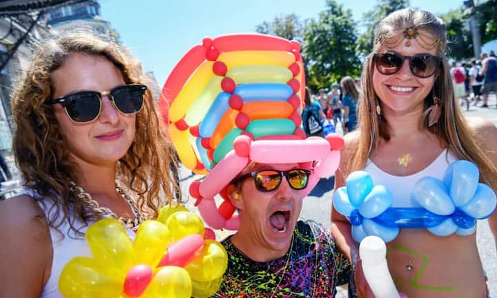 Die 25. Street Parade startet unter dem Motto «unique». Ganz besonders und einmalig sind auch die Bekleidungen der Teilnehmer.