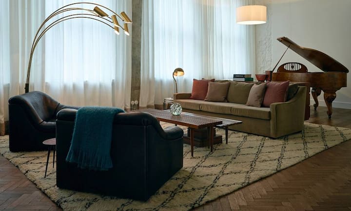 Das Gebäude selbst vereint die Architektur der 1920er und 1930er Jahre in sich.