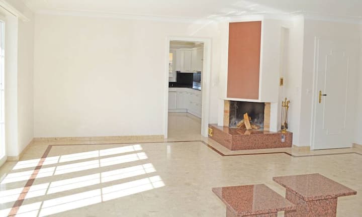 Die offene Raumaufteilung führt vom grosszügigen Entrée mit Garderobe vorbei an der Gästetoilette in den Wohnbereich.