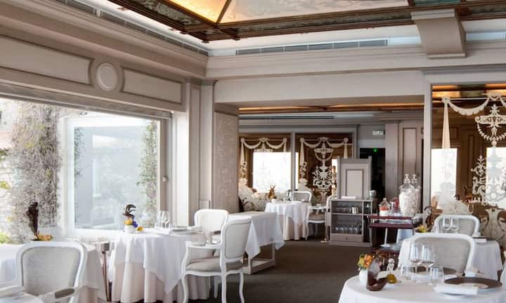 Das Château de la Chevre d'Or gehört seit 1956 zu Luxushotel-Vereinigung Relais & Châteaux.