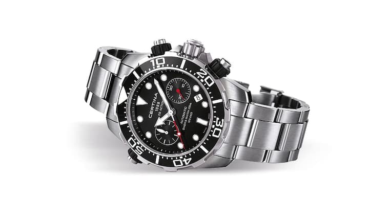 Niemand kann Certina vorwerfen, ein Preistreiber zu sein. Auch nicht mit der DS Action Diver Chronograph. Die ansehnliche Action Chrono respektiert die Taucheruhrennorm ISO 6425 und wird mit dem automatischen Kaliber 7753 abgegeben. Zum unschlagbaren Aktionspreis von 2180 Franken.