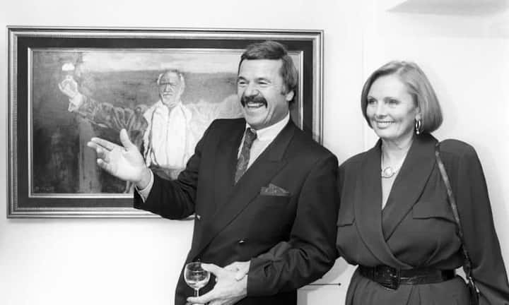 Der Schweizer Unternehmer Hans Leutenegger und die deutsche Autorin und Schauspielerin Ruth Maria Kubitschek in einer Ausstellung mit Werken des Hollywood-Stars Anthony Quinn – aufgenommen am 26. Oktober 1990 in Zürich.