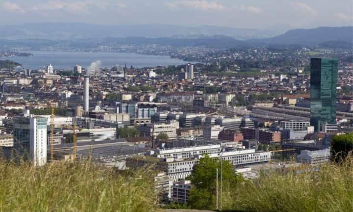 Platz zwei in der Rangliste belegt Vorjahressieger Zürich. Der einwohnerstärkste Kanton der Schweiz hat nirgends wirklich schlecht abgeschnitten. Und die Zürcher machen sich von allen Schweizern am wenigsten Sorgen, dass sie verarmen könnten.