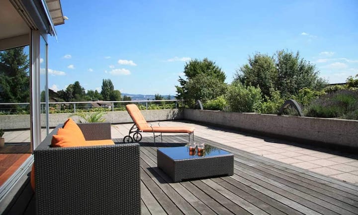 Uesslingen liegt in der Agglomeration Frauenfeld-Winterthur und liegt am Hang oberhalb von Frauenfeld. Preis: 2'490'00.- 
Quelle und Bilder: Engel & Völkers