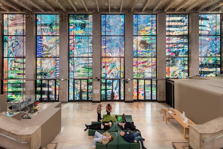 Raumgreifende Farbexplosionen: «La Elle», monumentale Fensterbilder im Eingangsbereich des Palais de Tokyo in Paris.