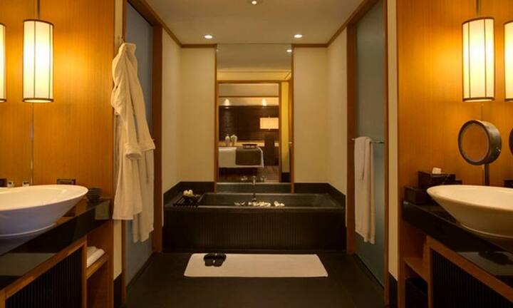 Ein Badezimmer in einer Top King Suite.