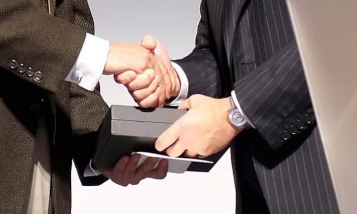 Lloyd Blankfein ist CEO von Goldman Sachs und trägt eine Swatch aus Plastik. Die Modelle werden für 45 bis 240 Franken verkauft. Financial Times photos/flickr/CC