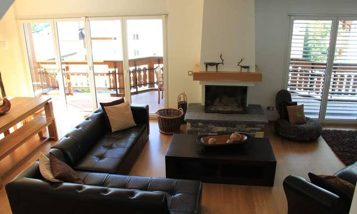 Über den Eingang im Erdgeschoss erschliessen sich Skiraum, Garage, Heizungsraum, ein Abstellraum und eine Wellnessoase mit Sauna, Dampfbad und Dusche. Im Obergeschoss befindet sich der grosszügige Wohnbereich mit einem romantischen Kamin.