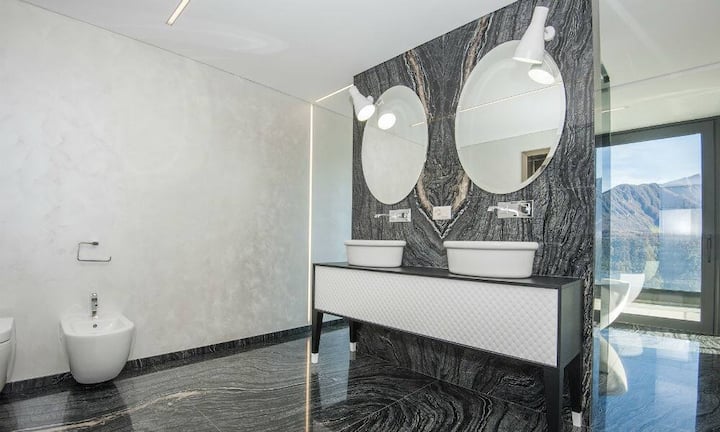 Die sechs vorhandenen Badezimmer wirken durch den Marmor exklusiv und verleihen dem Ganzen einen besonderen Touch. Ein Gäste WC ist ebenfalls vorhanden.