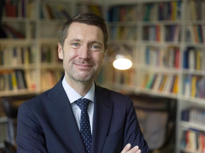 Portrait of Peter Gruenenfelder, designated director of Avenir Suisse, taken in his office in Zurich, Switzerland, on March 30, 2016. Peter Gruenenfelder will take office on April 1, 2016. (KEYSTONE/Gaetan Bally)Peter Gruenenfelder, designierter Direktor von Avenir Suisse, portraitiert am 30. Maerz im Buero von Avenir Suisse in Zuerich. Peter Gruenenfelder tritt sein Amt am 1. April 2016 an. (KEYSTONE/Gaetan Bally)