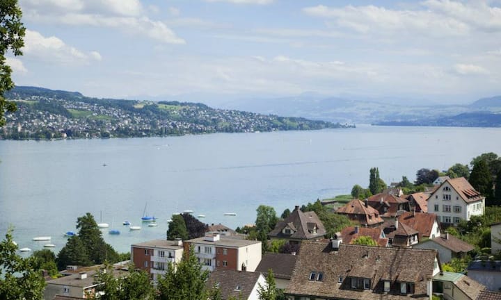 Die Lage bietet einen Ausblick auf den Zürichsee und die Voralpen. Zur Villa gehört eine Garage mit zwei Abstellplätzen.
Preis: auf Anfrage
Quelle und Bilder: Engel & Völkers