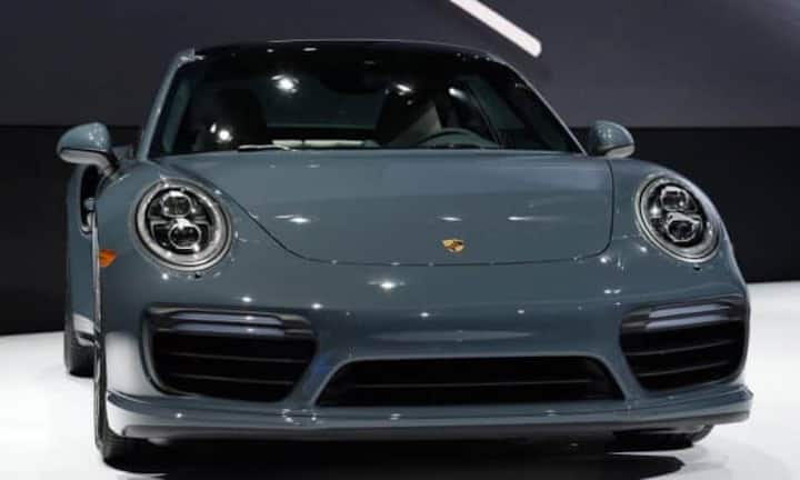 Porsche 911 TurboDas neuste Modell von Porsche fährt bis zu 320 Stundenkilometer schnell und verbraucht dabei auf 100 Kilometern nur mehr 9,1 Liter, erheblich weniger als bislang. Ein weiteres Highlight ist die smarte Bedienung und die Anbindung an Informationen etwa von Google Earth und Google Street View.