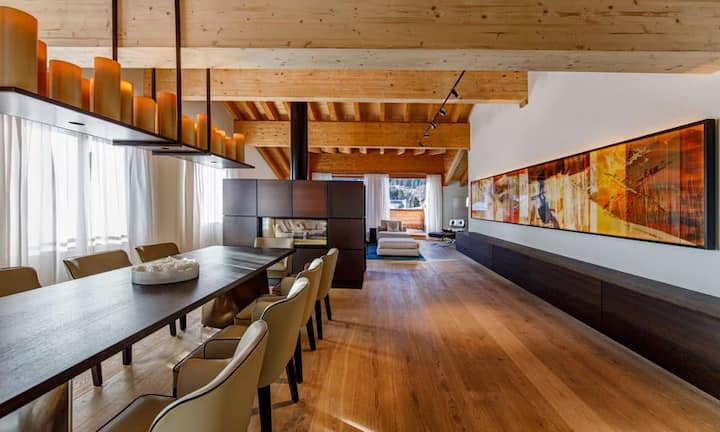 Angrenzend zur Küche befindet sich der Essbereich. Auch hier sieht man das  Cheminée, welches als Raumteiler dient.