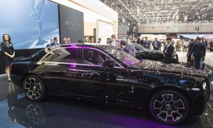 Rolls Royce stellt an der Automesse den Rolls Royce Wraith als «Black Badge» Sonderedition vor. Optisch erkennt man Coupé und Limousine an der ganz schwarzen Lackierung.