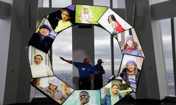 Auf interaktiven Monitoren, die in einem Ring angeordnet sind, werden den Besuchern die Landschaft und die Menschen aus der Nachbarschaft gezeigt, die sich unter ihnen befinden.