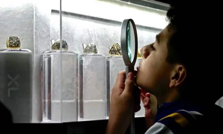 Die Spieler der siegreichen Mannschaft bekommen einen Siegelring. Bevor es so weit ist, sind die Ringe für jedermann in einer Ausstellung namens «NFL Experience» zu bestaunen. Dort...