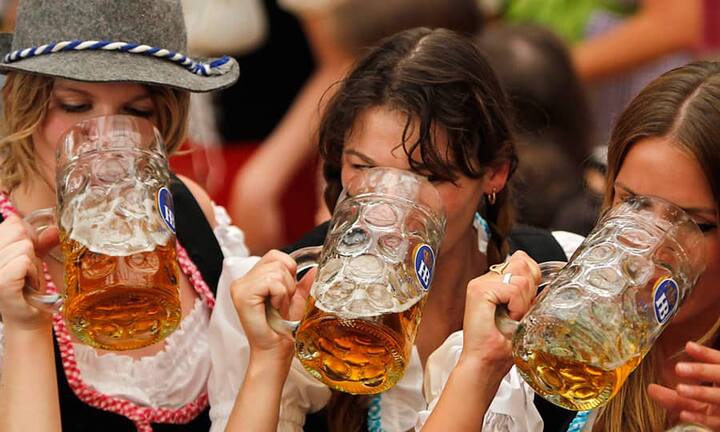 Am 22. September ist es wieder so weit - dann startet das Münchner Oktoberfest. 2011 flossen 7,5 Millionen Mass Bier zum Preis von 9.50 Euro. Mit anderen Worten: Apple könnte mit seinem Marktwert während sieben Jahren Freibier offerieren.