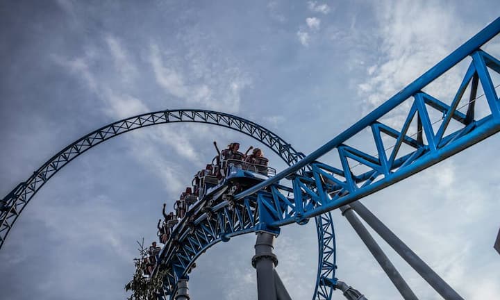 Im weltweiten Bahngeschäft spielt auch Mack Rides mit, die Keimzelle des Europa-Parks. Schon seit 1780 baut die Familie Mack in Waldkirch im Schwarzwald Transportfahrzeuge, Wagen für Schausteller, Karussells. Im Bild der «Blue Fire» im Europa-Park.Bilder: Jean-Jaques Ruchti/PR