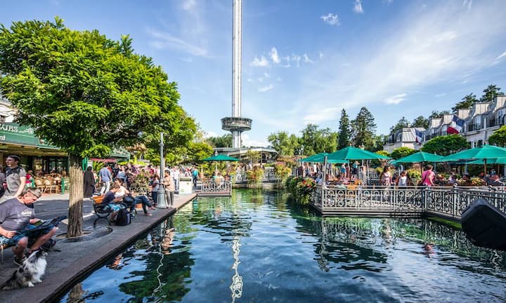 Auch der Gyro-Tower im Europa-Park kommt von Intamin: Ein schlanker Stengel, an dem sich eine ringförmige Kabine nach oben schraubt und an der Spitze einige Runden dreht, bevor sie sich wieder gemächlich zur Erde senkt.