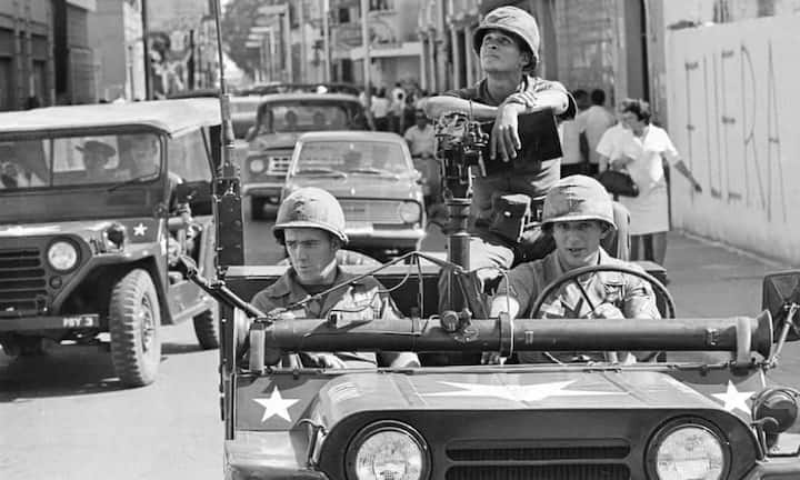 JeepUS-Soldaten im Jeep: Das Militär der USA erfand das Gefährt mit Vierradantrieb, der erste Jeep wurde 1941 gebaut. Keystone