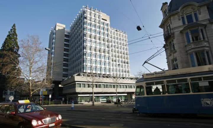 Die Anteile laufen über Vekselbergs Investorengruppe Renova Management mit Sitz in Zürich. Der Milliardär ist der reichste Mann Russlands, seit 2005 entdeckt er die Schweiz für sich und verlegt Teile seiner Aktivitäten an die Limmat.