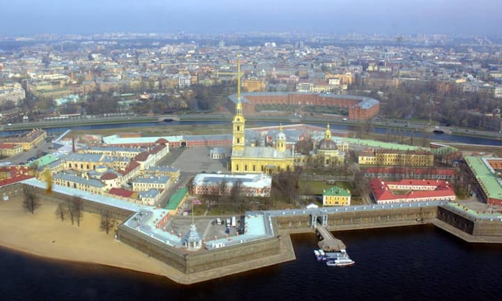 Bei Sankt Petersburg ist die Gründung als Planstadt heute kaum mehr zu erahnen. Peter der Grosse wollte im frühen 18. Jahrhundert mit der Errichtung einer neuen Hauptstadt die Macht von Moskau brechen. Sankt Petersburg blieb über 200 Jahre lang (1712 bis 1918) Hauptstadt Russlands. Flickr/CC/Maxim Massalitin
