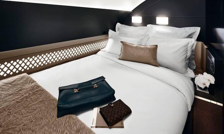 Zudem gibt es im Schlafzimmer Leselampen, Stimmungslicht, einen Nachtschrank, Kleiderschrank, hinterleuchtete holzgeschnitzte Wände und einen 27-Zoll-Fernseher.