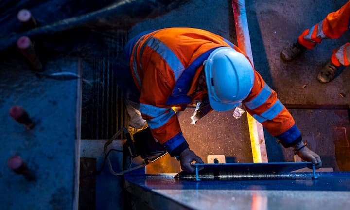 Bauingenieure: Weibliche Bauingenieurinnen heiraten meist weibliche Friseurinnen, Haarstylisten und Kosmetikerinnen. Männliche Bauingenieure heiraten hingegen oft Grund- und Mittelschullehrer und-lehrerinnen.